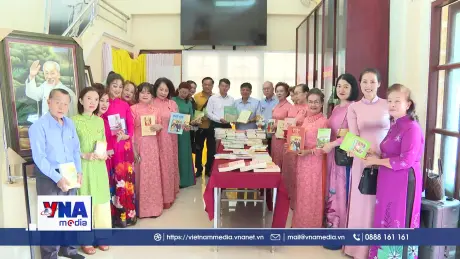 Tặng tủ sách Bác Hồ cho Khu di tích Chủ tịch Hồ Chí Minh tại Thái Lan