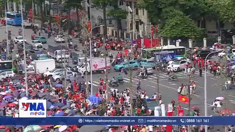 Các tuyến phố kín người dân chờ xem tổng duyệt A80