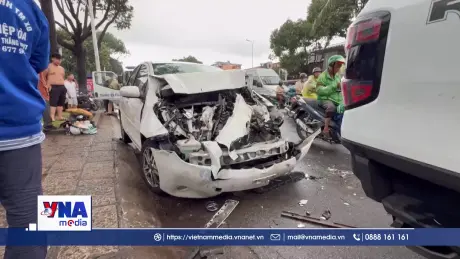 Ôtô mất lái gây tai nạn liên hoàn tại TP Hồ Chí Minh