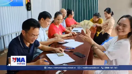Người dân Lai Châu vui mừng nhận quà dịp Tết Độc lập