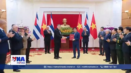 Việt Nam và Cuba trao các văn kiện hợp tác
