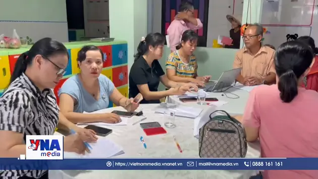 Người dân Huế phấn khởi nhận quà Tết độc lập