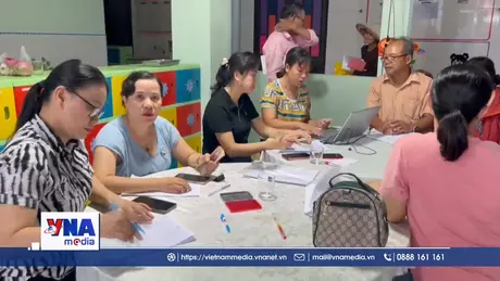 Người dân Huế phấn khởi nhận quà Tết độc lập