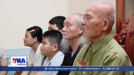 Cựu chiến binh gần 100 tuổi dõi theo Lễ diễu binh, diễu hành
