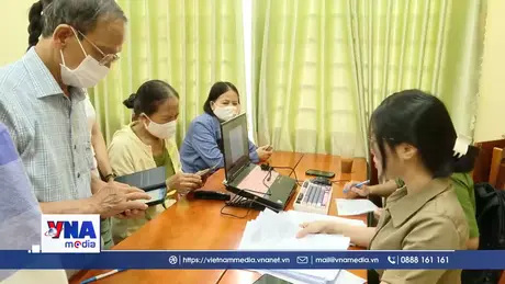 Người dân phấn khởi nhận quà tặng nhân ngày Quốc khánh