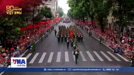 Sải bước tự hào giữa “vòng tay nhân dân”