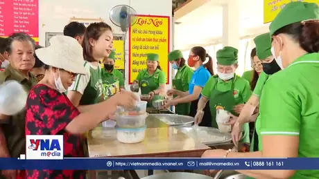 Những suất cơm yêu thương trao gửi đến bệnh nhân nghèo