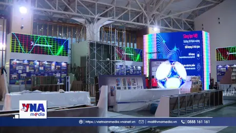 Hậu trường lắp đặt Gian hàng Thông tấn xã Việt Nam tại Triển lãm Thành tựu đất nước