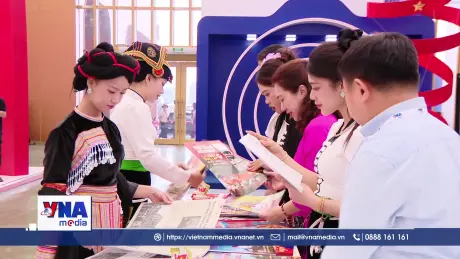 Thông tấn xã Việt Nam tặng khách tham quan ấn phẩm tại triển lãm A80