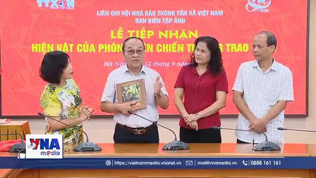 TTXVN tiếp nhận hiện vật do phóng viên chiến trường trao tặng