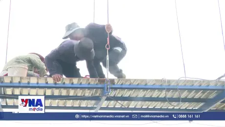 Dựng cầu treo miễn phí cho người dân vùng khó khăn