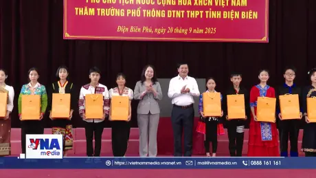 Phó Chủ tịch nước trao học bổng tại tỉnh Điện Biên