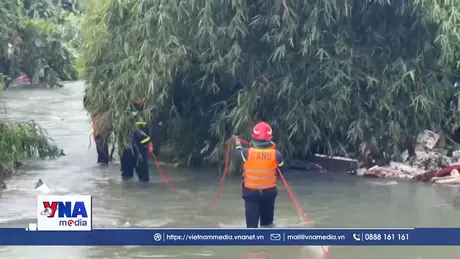 Xuyên đêm tìm kiếm xe ô tô bị nước cuốn trôi
