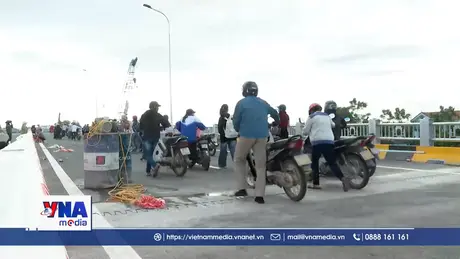 Người dân được di chuyển qua cầu Phong Châu mới do mưa bão