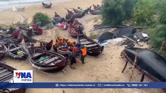 Hàng chục ngôi nhà tại Huế bị tốc mái do cơn bão số 10