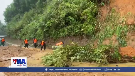 Bộ đội biên phòng Huế giúp dân khắc phục hậu quả bão số 10