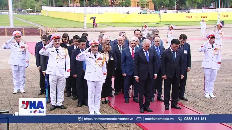 Chủ tịch Duma Quốc gia Nga vào Lăng viếng Chủ tịch Hồ Chí Minh