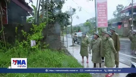 Gần 30.000 người sơ tán tránh bão số 10