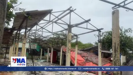 Lưới điện Hà Tĩnh tê liệt, gần 43.000 căn nhà bị hư hỏng
