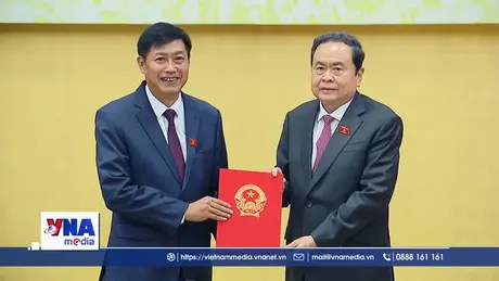 Trao quyết định của Ủy ban Thường vụ Quốc hội về công tác cán bộ