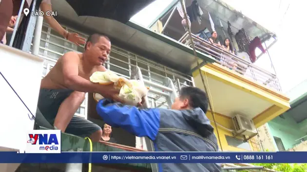 Hoàn lưu bão gây mưa, phường Yên Bái, Lào Cai ngập trong biển nước