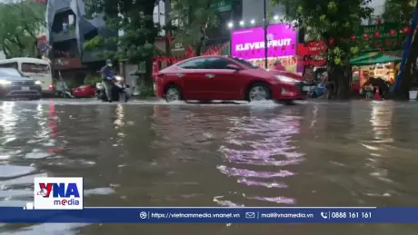 Mưa lớn kéo dài nhiều tuyến đường ở Hà Nội thành sông