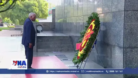 Chủ tịch Hội đồng Nhà nước Cuba vào Lăng viếng Chủ tịch Hồ Chí Minh