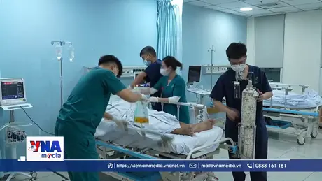 Vận chuyển 3 bệnh nhân nặng từ Trường Sa về đất liền điều trị
