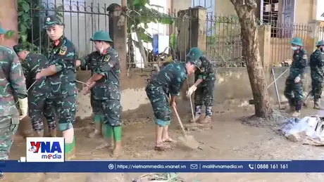 Bộ đội cụ Hồ giúp dân khắc phục hậu quả mưa lũ