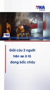 Giải cứu 2 người bị mắc kẹt trên xe ô tô đang bốc cháy
