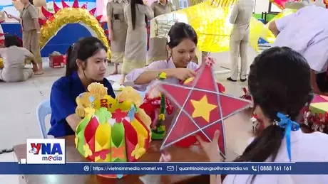 Vui Tết Trung thu tại trường song ngữ Lào -Việt