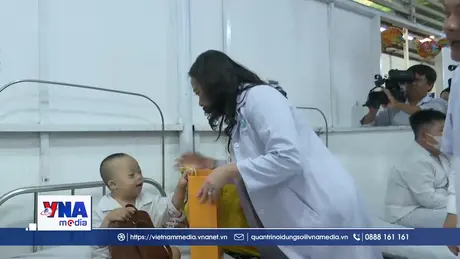 Phó Chủ tịch nước thăm, tặng quà trẻ em tại Bệnh viện Ung bướu Cần Thơ