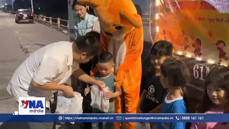 Chiếc xe lưu động mang ánh trăng đến khu nhà trọ công nhân