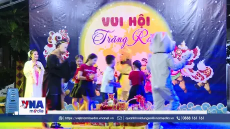 Ấm áp “Đêm hội Trăng Rằm” tại chùa Bàng Long ở thủ đô Viêng Chăn