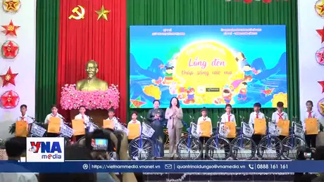 Phó Chủ tịch nước vui Trung thu với trẻ có hoàn cảnh khó khăn
