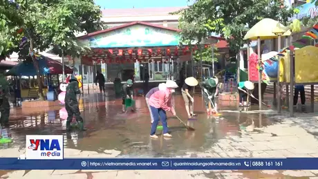 Lực lượng vũ trang  giúp đỡ người dân bị ảnh hưởng do ngập lụt