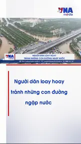 Người dân loay hoay tránh những con đường ngập nước