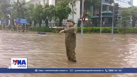 Người dân loay hoay tránh những con đường ngập nước
