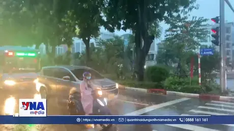 Hà Nội mưa lớn kèm theo sấm sét, nhiều tuyến phố ngập sâu
