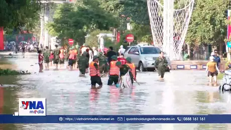 Quân đội giúp dân trong bão lũ