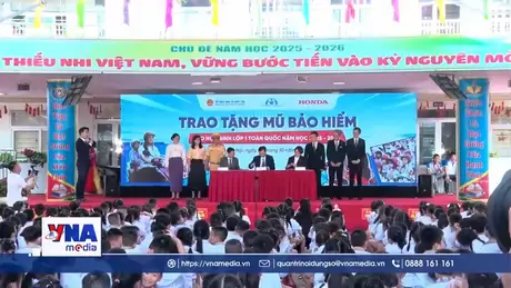 Honda trao tặng mũ bảo hiểm cho học sinh lớp 1 toàn quốc