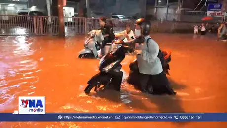 Người dân Cần Thơ vật lộn với triều cường cao gần kỷ lục