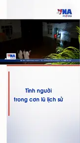 Tình người trong cơn lũ lịch sử