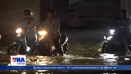 Triều cường, mưa to khiến xe chết máy hàng loạt tại Cần Thơ