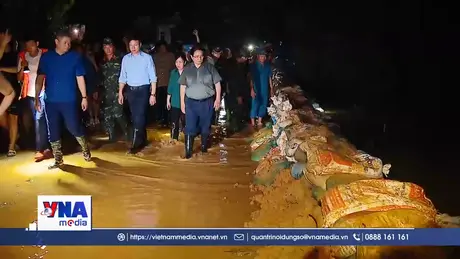 Thủ tướng thị sát ứng phó mưa lũ tại vùng ven sông của Hà Nội