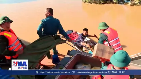 Nghĩa tình đồng bào trong mùa lũ
