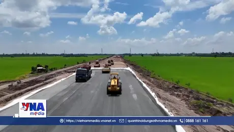 Cao tốc Châu Đốc – Cần Thơ – Sóc Trăng thi công lớp cấp phối đá dăm đầu tiên