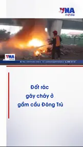 Đốt rác gây cháy ở gầm cầu Đông Trù
