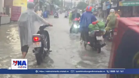 Mưa lớn kéo dài gây ngập sâu nhiều tuyến đường tại Nha Trang