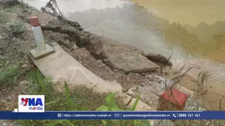 Đồng bào Ơ Đu di chuyển nhà ở ra khỏi vực sạt lở sau lũ dữ